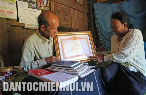 Già làng Ya Loan soạn tài liệu, chuẩn bị nội dung giảng dạy tiếng Chu Ru cho cán bộ địa phương. Ảnh: Nguyễn Dũng Già làng Ya Loan tham gia biên soạn nhiều giáo trình, sách, từ điển song ngữ Việt - Chu Ru, giúp đưa ngôn ngữ Chu Ru đến gần hơn với người học. Ảnh: Nguyễn Dũng Tại Lễ tuyên dương người có uy tín, nhân sĩ trí thức, doanh nhân dân tộc thiểu số tiêu biểu toàn quốc năm 2017, già làng Ya Loan đã vinh dự được nhận Bằng khen của Thủ tướng Chính phủ. Ảnh: Nguyễn Dũng