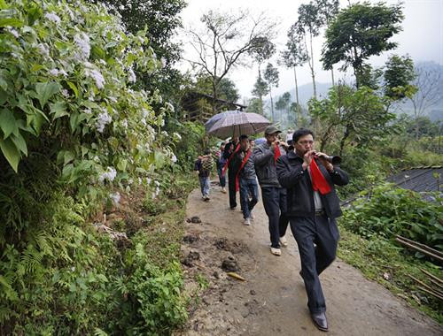 Đoàn nhà trai trên đường tới nhà gái đón dâu. Trong khi đó, bên nhà gái chuẩn bị trang trí nhà cửa để đón nhà trai. Khi đoàn nhà trai đến, hai bên cùng hát giao duyên. Sau khi màn hát giao duyên kết thúc, bà mối bên nhà trai được nhà gái mời uống rượu để làm lễ vào nhà. Đoàn nhà trai mang lễ vật đến nhà gái (Lễ vật gồm có vịt, gà, quần áo, chăn, đệm, nhẫn vàng). Thầy cúng làm lễ xin dâu. Sáng sớm hôm sau nhà trai được phép rước dâu. Trên đường đi cô dâu được quyền nhờ người cõng cho đỡ mệt. Trước khi vào nhà trai, cô dâu sẽ phải thực hiện một số nghi lễ tâm linh. Nhà trai làm lễ bôi mặt cho phù dâu, phù rể để cầu may. Cô dâu, chú rể làm lễ gia tiên tại nhà trai. Cô dâu người dân tộc Giáy trong ngày cưới. Họ hàng, bà con trong bản đến ăn mừng hạnh phúc cho đôi vợ chồng trẻ. Đoàn nhà trai trên đường tới nhà gái đón dâu. Trong khi đó, bên nhà gái chuẩn bị trang trí nhà cửa để đón nhà trai. Khi đoàn nhà trai đến, hai bên cùng hát giao duyên. Sau khi màn hát giao duyên kết thúc, bà mối bên nhà trai được nhà gái mời uống rượu để làm lễ vào nhà. Đoàn nhà trai mang lễ vật đến nhà gái (Lễ vật gồm có vịt, gà, quần áo, chăn, đệm, nhẫn vàng). Thầy cúng làm lễ xin dâu. Sáng sớm hôm sau nhà trai được phép rước dâu. Trên đường đi cô dâu được quyền nhờ người cõng cho đỡ mệt. Trước khi vào nhà trai, cô dâu sẽ phải thực hiện một số nghi lễ tâm linh. Nhà trai làm lễ bôi mặt cho phù dâu, phù rể để cầu may. Cô dâu, chú rể làm lễ gia tiên tại nhà trai. Cô dâu người dân tộc Giáy trong ngày cưới. Họ hàng, bà con trong bản đến ăn mừng hạnh phúc cho đôi vợ chồng trẻ.
