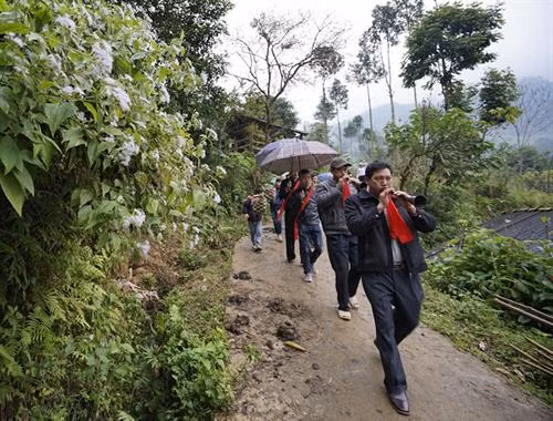 Đoàn nhà trai trên đường tới nhà gái đón dâu. Trong khi đó, bên nhà gái chuẩn bị trang trí nhà cửa để đón nhà trai. Khi đoàn nhà trai đến, hai bên cùng hát giao duyên. Sau khi màn hát giao duyên kết thúc, bà mối bên nhà trai được nhà gái mời uống rượu để làm lễ vào nhà. Đoàn nhà trai mang lễ vật đến nhà gái (Lễ vật gồm có vịt, gà, quần áo, chăn, đệm, nhẫn vàng). Thầy cúng làm lễ xin dâu. Sáng sớm hôm sau nhà trai được phép rước dâu. Trên đường đi cô dâu được quyền nhờ người cõng cho đỡ mệt. Trước khi vào nhà trai, cô dâu sẽ phải thực hiện một số nghi lễ tâm linh. Nhà trai làm lễ bôi mặt cho phù dâu, phù rể để cầu may. Cô dâu, chú rể làm lễ gia tiên tại nhà trai. Cô dâu người dân tộc Giáy trong ngày cưới. Họ hàng, bà con trong bản đến ăn mừng hạnh phúc cho đôi vợ chồng trẻ.