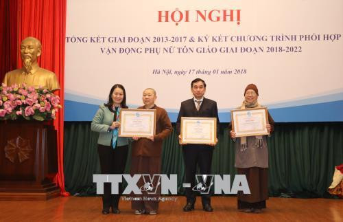 Phó Chủ tịch Hội Liên hiệp Phụ nữ Việt Nam Bùi Thị Hòa tặng Bằng khen cho các cá nhân có thành tích tiêu biểu trong công tác vận động phụ nữ tôn giáo. Ảnh: Phương Hoa - TTXVN Phó Chủ tịch Hội Liên hiệp Phụ nữ Việt Nam Bùi Thị Hòa tặng Bằng khen cho các cá nhân có thành tích tiêu biểu trong công tác vận động phụ nữ tôn giáo. Ảnh: Phương Hoa - TTXVN