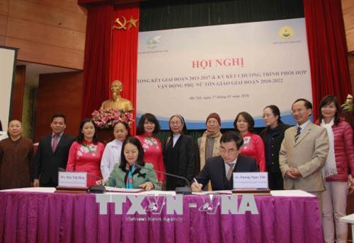 Phó Chủ tịch Hội Liên hiệp Phụ nữ Việt Nam Bùi Thị Hòa và Phó Trưởng ban Tôn giáo Chính phủ Dương Ngọc Tấn ký kết hợp tác giữa hai đơn vị giai đoạn 2018 - 2022. Ảnh: Phương Hoa - TTXVN Phó Chủ tịch Hội Liên hiệp Phụ nữ Việt Nam Bùi Thị Hòa và Phó Trưởng ban Tôn giáo Chính phủ Dương Ngọc Tấn ký kết hợp tác giữa hai đơn vị giai đoạn 2018 - 2022. Ảnh: Phương Hoa - TTXVN