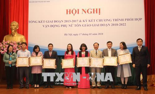 Phó Chủ tịch Hội Liên hiệp Phụ nữ Việt Nam Bùi Thị Hòa tặng Bằng khen cho các tập thể có thành tích tiêu biểu trong công tác vận động phụ nữ tôn giáo. Ảnh: Phương Hoa - TTXVN Phó Chủ tịch Hội Liên hiệp Phụ nữ Việt Nam Bùi Thị Hòa tặng Bằng khen cho các tập thể có thành tích tiêu biểu trong công tác vận động phụ nữ tôn giáo. Ảnh: Phương Hoa - TTXVN