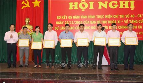 Lãnh đạo Ngân hàng chính sách xã hội Việt Nam tặng Bằng khen cho các tập thể và cá nhân có thành tích xuất sắc tại hội nghị. Ảnh: Ngọc Minh - TTXVN Lãnh đạo Ngân hàng chính sách xã hội Việt Nam tặng Bằng khen cho các tập thể và cá nhân có thành tích xuất sắc tại hội nghị. Ảnh: Ngọc Minh - TTXVN