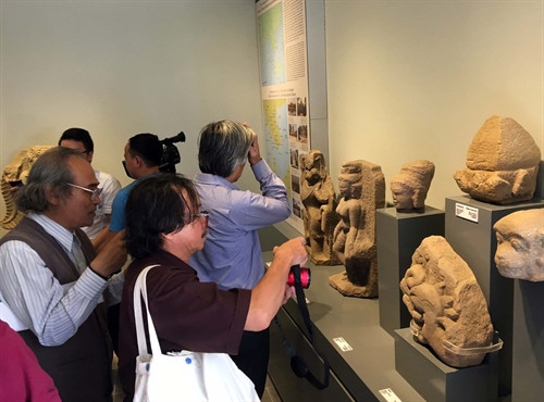 Đông đảo du khách tham quan triển lãm. Đông đảo du khách tham quan triển lãm.