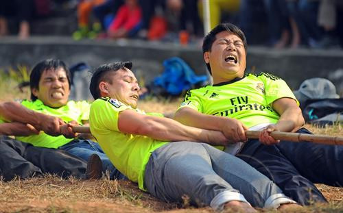 Kéo co ngồi là một trò trình diễn nghi lễ trong hội làng tại đền Quán Thánh, phường Thạch Bàn, quận Long Biên, thành phố Hà Nội Chạy thi lấy nước nấu cơm cùng với chạy cờ, kéo mỏ và vật thờ là 4 trò trình diễn luôn được thực hành mang tính nghi lễ trong hội đền Vua Bà ở Sóc Sơn. Một trận đấu kéo mỏ rất quyết liệt với sự chứng kiến của đông đảo khán giả Kéo song là món ăn tinh thần không thể thiếu của người dân 3 làng Hương Canh, Ngọc Canh và Tiên Canh tỉnh Vĩnh Phúc mỗi khi xuân về. Chân dung các song thủ trong một trận kéo song, họ luôn cống hiến hết sức vì màu cờ sắc áo. Các song thủ đứng hàng đầu ở các đội thường có sức khỏe rất tốt, đạp chân vào cột để giữ thăng bằng và để tăng thêm lực Sợi song bị ghìm, bị kéo qua kéo lại sát lỗ cột đến mức nóng bỏng bốc khói. Do bàn tay bàn chân luôn va chạm vào cột và sợi dây song nên thương tích là điều không tránh khỏi Trận đấu đầy kịch tính diễn ra tại huyện Bắc Hà tỉnh Lào Cai của 2 đội nữ người dân tộc Tày và dân tộc Dao. Các bé thiếu nhi luôn nhiệt tình và rất hứng khởi với trò chơi kéo co ở tỉnh Phú Thọ. Các đồng chí bộ đội tỉnh Đắk Lắk đang tung hết sức mình cùng với bà con trong trận chung kết kéo co Niềm vui của đội kéo co Mạn Đường khi chiến thắng