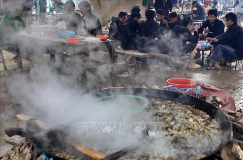 Khu vực bán thắng cố luôn thu hút đông đảo thực khách. Ảnh: TTXVN Khu vực bán thắng cố luôn thu hút đông đảo thực khách. Ảnh: TTXVN