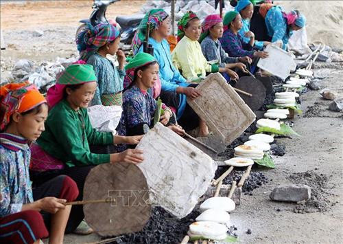 Bánh gạo-món ăn ưa thích được bày bán khá nhiều tại chợ phiên Đồng Văn. Ảnh: TTXVN Bánh gạo-món ăn ưa thích được bày bán khá nhiều tại chợ phiên Đồng Văn. Ảnh: TTXVN