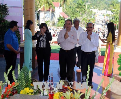 Dâng hương kỷ niệm 56 năm Ngày hy sinh Anh hùng lực lượng vũ trang nhân dân Phan Thị Ràng. Ảnh: Lê Sen - TTXVN Dâng hương kỷ niệm 56 năm Ngày hy sinh Anh hùng lực lượng vũ trang nhân dân Phan Thị Ràng. Ảnh: Lê Sen - TTXVN
