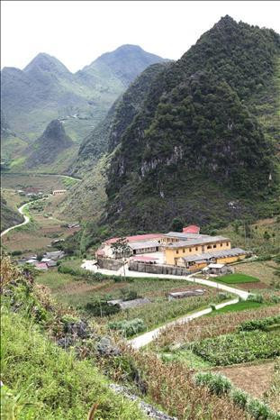 Con đường Hạnh Phúc nối từ thành phố Hà Giang đi 4 huyện vùng cao núi đá, tuyến đường yêu thích của mỗi du khách đi đến với Hà Giang, đến với Công viên địa chất toàn cầu Cao nguyên đá Đồng Văn. Ảnh: Minh Tâm-TTXVN Con đường Hạnh Phúc nối từ thành phố Hà Giang đi 4 huyện vùng cao núi đá, tuyến đường yêu thích của mỗi du khách đi đến với Hà Giang, đến với Công viên địa chất toàn cầu Cao nguyên đá Đồng Văn. Ảnh: Minh Tâm-TTXVN