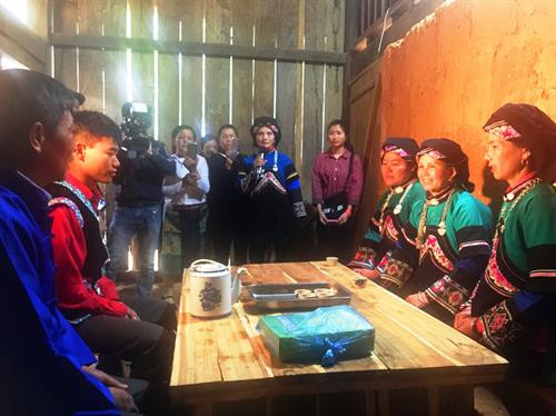 Bà mối sang nhà gái hỏi chuyện.