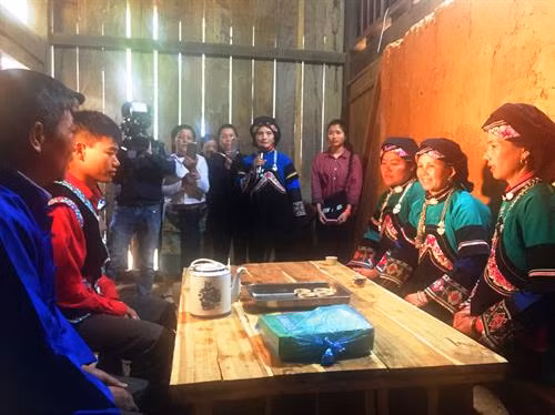 Bà mối sang nhà gái hỏi chuyện.