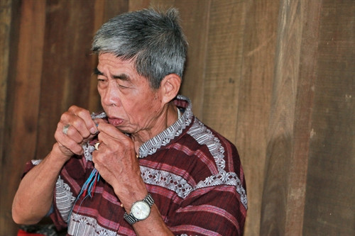 Bài khấn của thầy Mo trước khi tiến hành nghi thức buộc chỉ cổ tay.