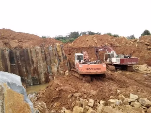 Các đối tượng khai thác đá không phép sử dụng máy móc để khai thác đá với quy mô lớn.
