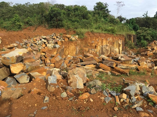 Một góc công trường khai thác đá trái phép ở xã Đắk Nia, thị xã Gia Nghĩa, tỉnh Đắk Nông.