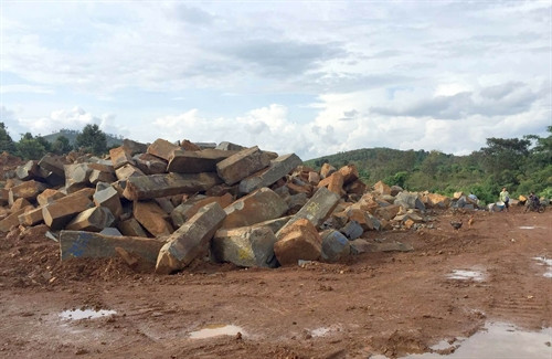 Đá khai thác trái phép được tập kết để chuyển đi tiệu thụ