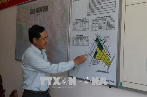 Giám đốc Lâm trường 422 Quách Kim Tùng với sơ đồ những khu vực rừng có nguy cơ cháy cao trong mùa khô. Ảnh: Lê Huy Hải – TTXVN Giám đốc Lâm trường 422 Quách Kim Tùng với sơ đồ những khu vực rừng có nguy cơ cháy cao trong mùa khô. Ảnh: Lê Huy Hải – TTXVN