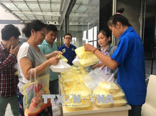 Cư dân chung cư Carina Plaza đang nhận suất ăn do các tổ chức, cá nhân hỗ trợ các gia đình bị ảnh hưởng trong vụ cháy tại sảnh chính của chung cư City Gate Towers (đối diện chung cư Carina Plaza). Ảnh: Thanh Vũ - TTXVN Cư dân chung cư Carina Plaza đang nhận suất ăn do các tổ chức, cá nhân hỗ trợ các gia đình bị ảnh hưởng trong vụ cháy tại sảnh chính của chung cư City Gate Towers (đối diện chung cư Carina Plaza). Ảnh: Thanh Vũ - TTXVN