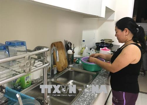 Chị Trần Thị Minh Thanh, cư dân bị ảnh hưởng trong vụ cháy chung cư Carina Plaza đang chuẩn bị buổi ăn cho gia đình trong căn hộ tạm cư chung cư City Gate Towers (đối diện chung cư Carina Plaza). Ảnh: Thanh Vũ - TTXVN Chị Trần Thị Minh Thanh, cư dân bị ảnh hưởng trong vụ cháy chung cư Carina Plaza đang chuẩn bị buổi ăn cho gia đình trong căn hộ tạm cư chung cư City Gate Towers (đối diện chung cư Carina Plaza). Ảnh: Thanh Vũ - TTXVN