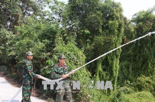 Cán bộ chiến sĩ Lâm trường 422 (Hòn Đất) thao tác chữa cháy rừng mùa khô. Ảnh: Lê Huy Hải – TTXVN Cán bộ chiến sĩ Lâm trường 422 (Hòn Đất) thao tác chữa cháy rừng mùa khô. Ảnh: Lê Huy Hải – TTXVN