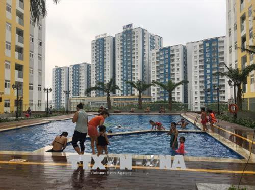 Nhiều hộ gia đình bị ảnh hưởng trong vụ cháy chung cư Carina Plaza yên tâm với cuộc sống mới tại nơi tạm cư chung cư City Gate Towers (đối diện chung cư Carina Plaza). Ảnh: Thanh Vũ – TTXVN Nhiều hộ gia đình bị ảnh hưởng trong vụ cháy chung cư Carina Plaza yên tâm với cuộc sống mới tại nơi tạm cư chung cư City Gate Towers (đối diện chung cư Carina Plaza). Ảnh: Thanh Vũ – TTXVN