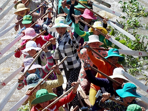 Chị Thị Lẹl (đứng) đã cùng đội ghe ngo nữ xã Xà Phiên, huyện Long Mỹ, đoạt nhiều thành tích nổi bật trong những năm qua.