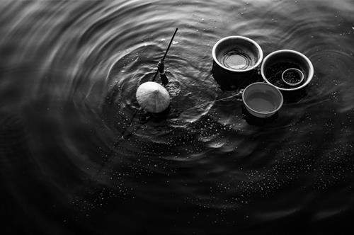 Đội nón lá trên đường về Lấy nón lá làm quạt Đội nón lá trên đường ra đồng Gánh hàng hoa Nón theo mẹ ra đồng Đội nón đi chợ Trên biển Đội nón lá cào don Nón lá trên đầu trong những mưu sinh thường nhật