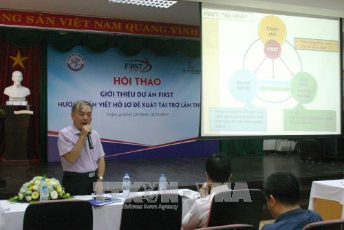 Chuyên gia giới thiệu về Dự án FIRST. Ảnh: Tiến Lực – TTXVN