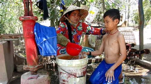 Người dân xã Khánh Bình Tây Bắc (huyện Trần Văn Thời) phải mua nước để phục vụ nhu cầu sinh hoạt hàng ngày. Người dân xã Khánh Bình Tây Bắc (huyện Trần Văn Thời) phải mua nước để phục vụ nhu cầu sinh hoạt hàng ngày.