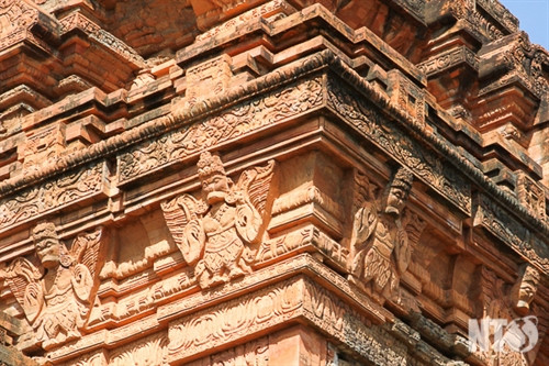 Cụm tháp Hòa Lai gồm tháp Bắc và tháp Nam thuộc địa bàn xã Bắc Phong,Thuận Bắc. Tháp Bắc có kiến trúc khối vuông vững chải với nhiều họa tiết đặc sắc. Tháp Nam mặt tường gạch chạm khắc hoa văn nhưng ở dạng phác thảo. Cấu trúc xây dựng tháp Hòa Lai gồm có ba tầng vững chải. Những mảng điêu khắc hình tượng người và chim Garuda. Họa tiết hoa văn đặc sắc của tháp Hòa Lai. Cửa vào tháp Hòa Lai được mở về hướng Đông. Toàn cảnh cụm tháp Pô Klong Garai thuộc địa bàn phường Đô Vinh. Họa tiết hoa văn và tượng thần trang trí trên các góc tháp. Tháp Pô Klong Garai vào dịp lễ hội Ka tê hàng năm. Du khách tham quan, chụp ảnh lưu niệm tại tháp Pô Klong Garai.