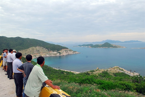 Khách tham quan dừng chân ngắm bờ biển thuộc xã Vĩnh Hải, huyện Ninh Hải, tỉnh Ninh Thuận nhìn về phía đảo Bình Hưng. Khách tham quan dừng chân ngắm bờ biển thuộc xã Vĩnh Hải, huyện Ninh Hải, tỉnh Ninh Thuận nhìn về phía đảo Bình Hưng.