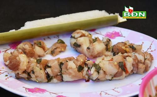 Món thịt nướng ống tre thơm ngon khi ăn cùng cơm lam