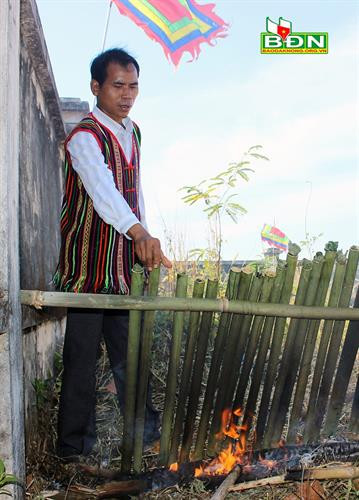 Đồng bào dân tộc thiểu số trên địa bàn tỉnh dùng cách nấu trong ống tre tạo ra nhiều món ăn ngon như cơm lam, canh thụt, thịt nướng