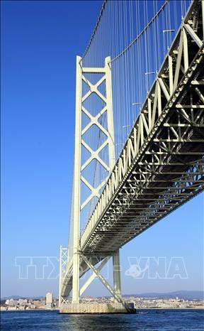 Cầu được bắc qua vịnh Akashi có bề rộng thông thuyền là 1500m phục vụ tuyến đường thủy quốc tế. Ảnh: Cầu được bắc qua vịnh Akashi có bề rộng thông thuyền là 1500m phục vụ tuyến đường thủy quốc tế. Ảnh: