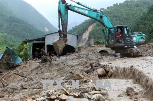 Các lực lượng chức năng đang khẩn trương khắc phục đoạn đường quốc lộ 4D tại Km 73 do lượng đất đá vùi lấp khiến tuyến đường tiếp tục bị tê liệt. Ảnh: Quý Trung – TTXVN