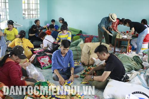 Chuẩn bị tặng phẩm cho các gia đình khó khăn, các em nhỏ ở điểm trường mầm non Hoa Ban bản Tân Lập - Đoàn Kết, xã Đắk Ngo (Tuy Đức, Đắk Nông)