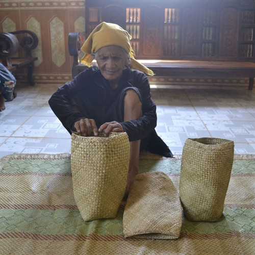 Túi đựng cơm của người M’nông được lưu giữ tại Bảo tàng Đắk Lắk. Túi đựng cơm của người M’nông được lưu giữ tại Bảo tàng Đắk Lắk.