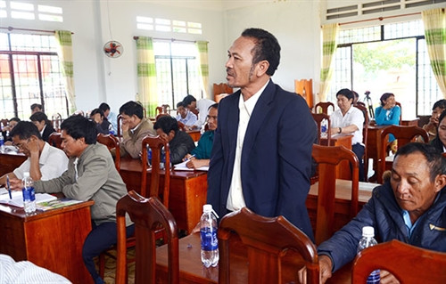 Cử tri là đồng bào dân tộc thiểu số xã Liêng Srônh phát huy dân chủ, góp ý với đại biểu HĐND huyện, xã về giải pháp phát triển KT-XH ở địa phương