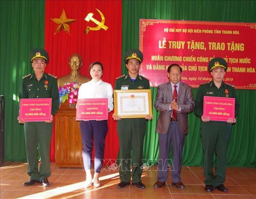 Tặng Bằng khen của Chủ tịch UBND tỉnh cho các đồng chí có thành tích xuất sắc trong thực hiện nhiệm vụ đấu tranh phòng chống ma túy trên biên giới Bát Mọt. Ảnh: Trịnh Duy Hưng - TTXVN