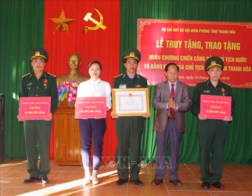 Tặng Bằng khen của Chủ tịch UBND tỉnh cho các đồng chí có thành tích xuất sắc trong thực hiện nhiệm vụ đấu tranh phòng chống ma túy trên biên giới Bát Mọt. Ảnh: Trịnh Duy Hưng - TTXVN Tặng Bằng khen của Chủ tịch UBND tỉnh cho các đồng chí có thành tích xuất sắc trong thực hiện nhiệm vụ đấu tranh phòng chống ma túy trên biên giới Bát Mọt. Ảnh: Trịnh Duy Hưng - TTXVN