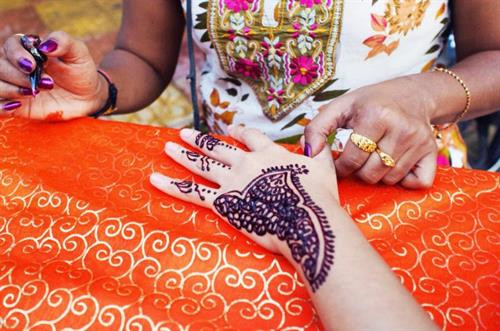 Nhảy múa: Nếu ai từng theo dõi điện ảnh Ấn Độ chắc chắn đều ấn tượng với những vũ điệu quyến rũ và lời hát truyền cảm được thể hiện trong bộ phim. Người Ấn Độ cho rằng trong phim mà không có nhảy múa thì giống như ăn cà-ri mà không có ớt, sẽ trở nên nhạt nhẽo, không hấp dẫn. Trong thực tế, mỗi vùng của Ấn Độ đều có điệu múa mang bản sắc riêng tạo nét đặc trưng cho mảnh đất này. Ảnh: Janoindia. Yoga: Yoga là một nghệ thuật cổ xưa, xuất phát từ vùng thượng du sông Hằng và các tu viện nằm dưới chân dãy Himalaya thuộc Ấn Độ. Khu vực này đều là những thành phố núi xa xôi, nhỏ bé nhưng lại thu hút không ít tín đồ yoga từ khắp nơi trên thế giới đổ về luyện tập. Ảnh: Janoindia. Thành viên tại các lớp học yoga phần nhiều là phụ nữ độc thân. Mọi người tham gia tập luyện đều có mong muốn tìm đến sự thanh tịnh trong tâm hồn. Học yoga không chỉ đơn thuần là học theo các động tác mà còn phải rèn luyện làm thế nào để gạt bỏ những suy nghĩ tiêu cực, bi quan trong lòng. Ảnh: Sikhdharma. Một tín đồ đã tập luyện yoga 16 năm tại một tu viện nổi tiếng bên sông Hằng cho biết: “Luyện yoga chính là khai thác những tố chất thần thánh nhất trong lòng của người ta, làm cho tâm hồn tràn đầy tình yêu và niềm vui”. Ảnh: Curejoy. Vẽ Henna: Henna là một loại cây có hoa được trồng tại những vùng khô hạn như châu Phi, Nam á và Bắc Australia. Henna được sử dụng làm thuốc nhuộm. Còn Henna Tattoo là tên gọi của hình thức nghệ thuật dùng Henna vẽ lên da người. Tại Ấn Độ, bạn có thể nhìn thấy những người chuyên vẽ Henna ở khắp nơi. Chỉ cần một tấm thảm trải dưới nền đất, bột Henna và những chiếc bút lông là người dân có thể hành nghề được. Ảnh: Janoindia. Không chỉ có ý nghĩa quan trọng trong những dịp lễ lớn, vẽ Henna còn là một phần không thể thiếu trong đám cưới truyền thống của người dân nơi đây. Henna là biểu tượng tình yêu giữa người vợ và chồng, người ta tin rằng nó sẽ đem lại nhiều điều may mắn. Cô dâu sẽ được vẽ tên của chú rể đan xen với những họa tiết phức tạp lên tay. Sau đó chú rể phải tìm cho ra tên mình trên bàn tay cô gái. Nếu tìm thấy, họ mới được thành thân. Ảnh: Janoindia. Theo tập tục địa phương, buổi tối trước khi cử hành hôn lễ, cô dâu bắt đầu được vẽ Hanna. Điều đặc biệt là người đặt nét vẽ đầu tiên sẽ là mẹ chồng tương lai của cô dâu. Với hình vẽ trên tay, cô dâu sẽ không phải làm bất cứ việc nhà nào và được cung phụng cho tới khi màu vẽ tự phai đi. Ảnh: Truephotography. Cricket: Bóng chày là một môn thể thao dùng gậy đánh bóng trên sân cỏ hình tròn. Nó còn tên gọi khác là bóng gậy, bản cầu hay mộc cầu...Ảnh: NYtimes. Tại Ấn Độ, cricket không chỉ là môn thể thao, mà còn là văn hóa, tấm thiệp ngoại giao của đất nước.Thậm chí người dân Ấn Độ dễ dành thiện cảm cho bất cứ quốc gia nào mang thông điệp ngoại giao đến với họ kèm theo một trận cricket. Ảnh: Janoindia. Lăng Taj Mahal: Taj Mahal là công trình kiến trúc nằm ở thành phố Agra, bang Uttar Pred.esh. Vào năm 1623, vua Shah Jahan quyết định xây dựng Taj Mahal để tưởng nhớ người vợ thứ ba, hoàng hậu Mumtaz Mahal. Bà đã qua đời khi sinh đứa con thứ 14 của họ ở tuổi 40. Khoảng 20.000 người đã làm việc suốt ngày đêm trong 22 năm (1632-1653) để hoàn tất lăng mộ khổng lồ này. Chi phí xây dựng Taj Mahal lên tới 320 triệu rupee (tương đương 1 tỷ USD thời đó). Ảnh: Wallpapers4u Đây là một trong 7 kỳ quan của thế giới, thậm chí chưa có công trình nào có thể vượt qua vẻ đẹp tuyệt diệu của lăng Taj Mahal theo đánh giá của một số sử gia phương Tây. Ảnh: Staticflickr.