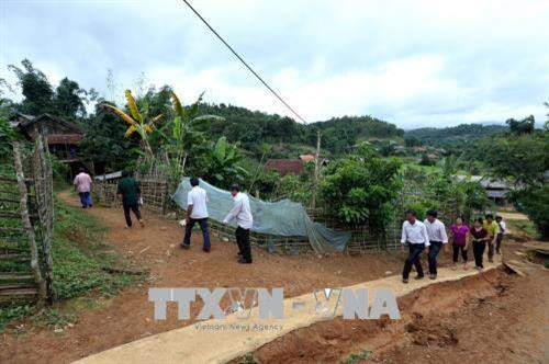 Tổ hòa giải số 1 thị trấn Điện Biên Đông xuống một hộ dân đang có tranh chấp về đất đai. Ảnh: Phan Tuấn Anh - TTXVN