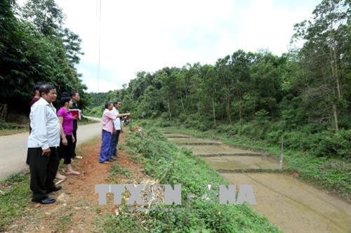 Tổ hòa giải số 1 thị trấn Điện Biên Đông xuống hiện trường trong một vụ tranh chấp về đất đai. Ảnh: Phan Tuấn Anh - TTXVN