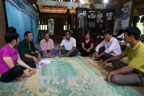 Tổ hòa giải số 1 thị trấn Điện Biên Đông trong một buổi họp hòa giải tại một hộ dân. Ảnh: Phan Tuấn Anh - TTXVN