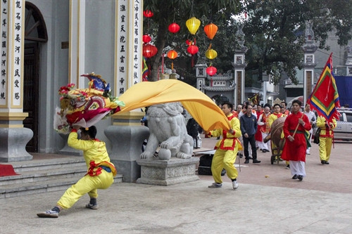 Lễ rước triều phục của Bố Cái Đại Vương Phùng Hưng từ đình Sắc về đình Lớn để tiến hành lễ tế. Ảnh: Phạm Thảo