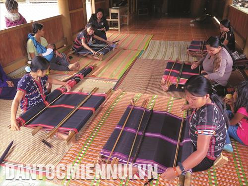 Câu lạc bộ dệt thổ cẩm của phụ nữ thôn Agrih, xã Axan, huyện Tây Giang hoạt động hiệu quả, đem lại thu nhập ổn định cho phụ nữ vùng cao, đồng thời bảo tồn nét văn hóa riêng của đồng bào dân tộc Cơ-tu Câu lạc bộ dệt thổ cẩm của phụ nữ thôn Agrih, xã Axan, huyện Tây Giang hoạt động hiệu quả, đem lại thu nhập ổn định cho phụ nữ vùng cao, đồng thời bảo tồn nét văn hóa riêng của đồng bào dân tộc Cơ-tu