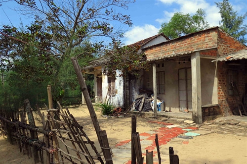 Ngôi nhà bỏ hoang nằm ở khu vực sạt lở nghiêm trọng tại thôn Bình Trung, xã Tam Hải. Ảnh: Đỗ Trưởng - TTXVN Ngôi nhà bỏ hoang nằm ở khu vực sạt lở nghiêm trọng tại thôn Bình Trung, xã Tam Hải. Ảnh: Đỗ Trưởng - TTXVN