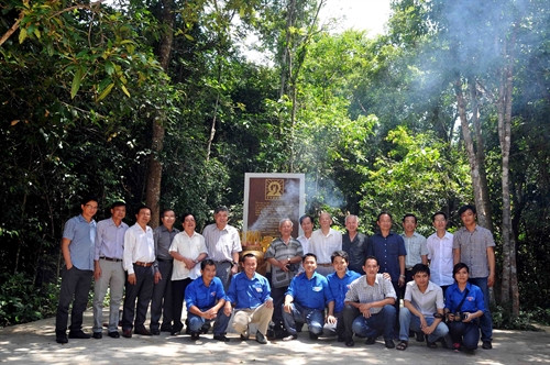 Đoàn đại biểu TTXVN dâng hương tại bia kỷ niệm TTXGP. Ảnh: An Hiếu- TTXVN