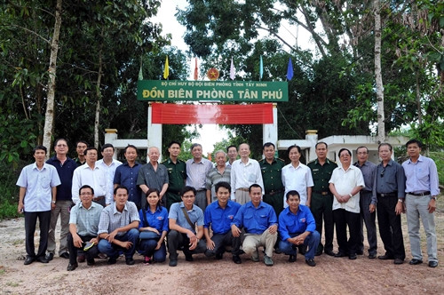 Đoàn cán bộ TTXVN thăm Đồn biên phòng Tân Phú, huyện Tân Biên, tỉnh Tây Ninh. Ảnh: An Hiếu- TTXVN