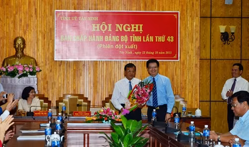 Phó trưởng Ban Tổ chức Trung ương Mai Văn Chính (phải) tặng hoa chúc mừng tân Phó Bí thư Tỉnh ủy Tây Ninh Phạm Văn Tân