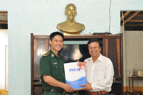 Ông Phan Văn Đông, Phó Giám đốc cơ quan đại diện TTXVN khu vực phía Nam tặng quà cán bộ, chiến sỹ đồn biên phòng Tân Phú, huyện Tân Biên, tỉnh Tây Ninh. Ảnh: An Hiếu- TTXVN